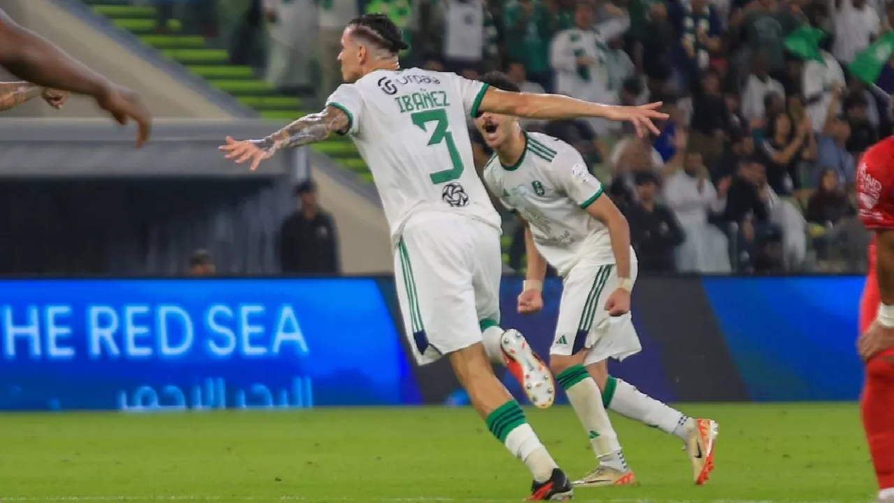 مواجهة قوية خلف الكواليس.. قرار مصيري يحدد مصير نجم الأهلي العالمي